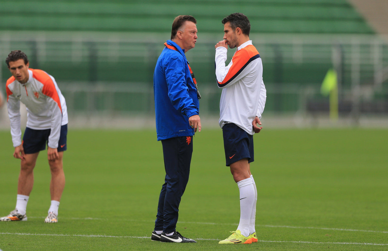 里昂内部会议纪要流出——赛前更衣室发声，荷甲使命明确，年轻球员得到机会 