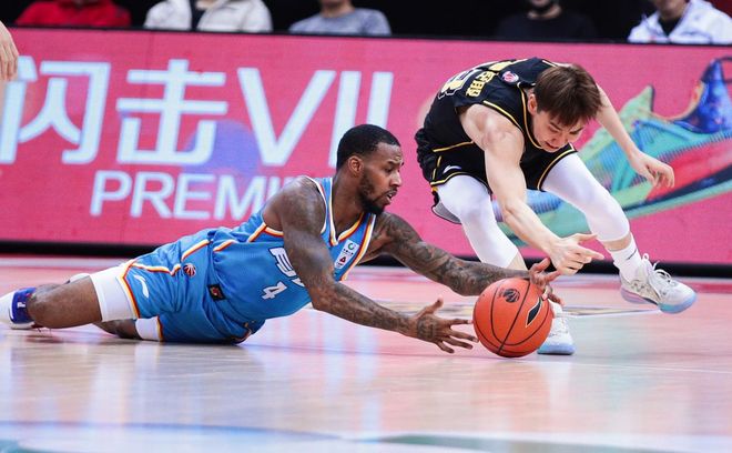 全明星赛集结日再迎强敌，山东男篮战术微调，主帅态度——信心回归，临场指挥获称赞的简单介绍