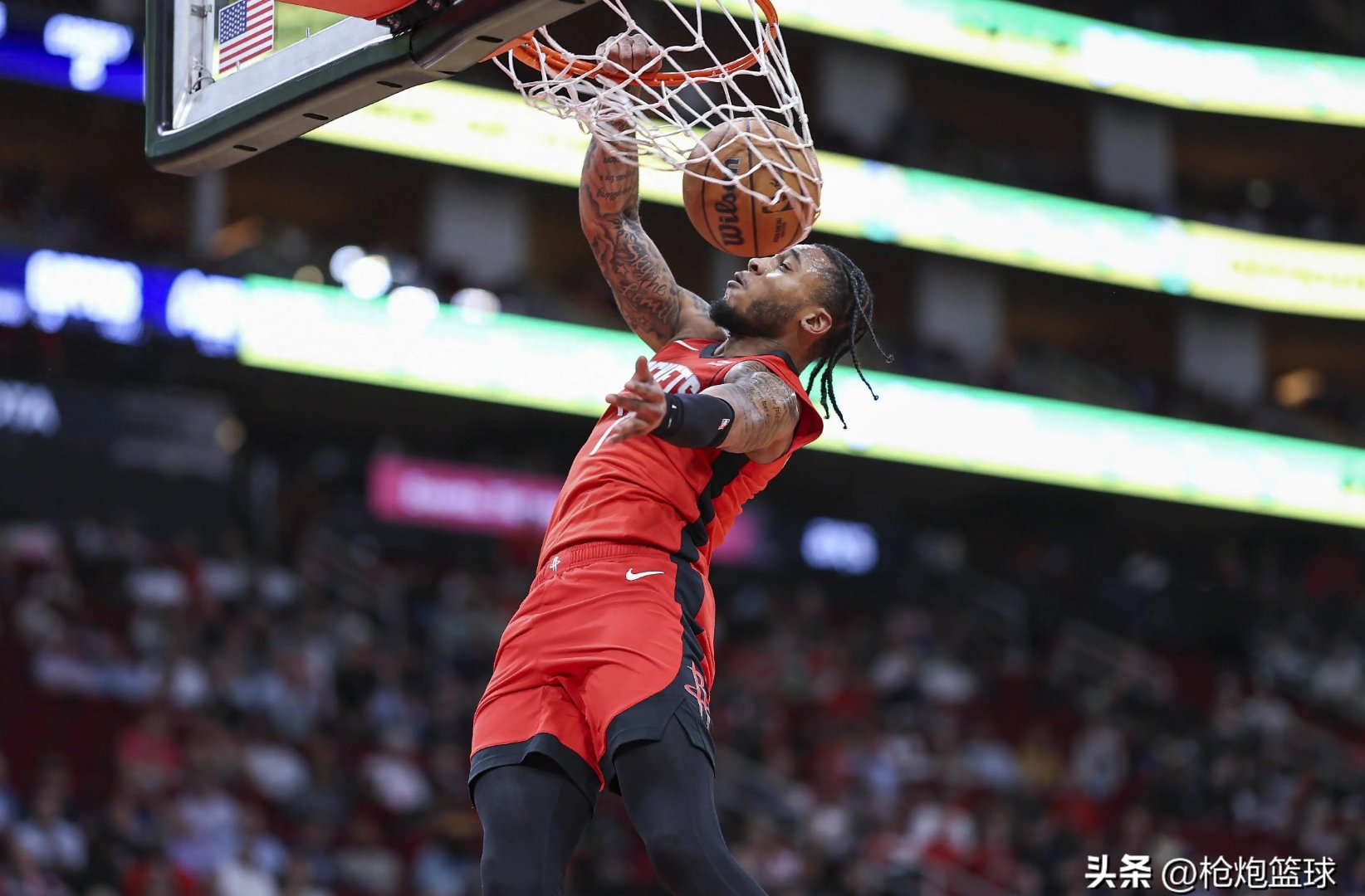 阿斯顿维拉训练开放日，赛后远射贴柱引欢呼，NBA常规赛在即，纪律约束更严格 