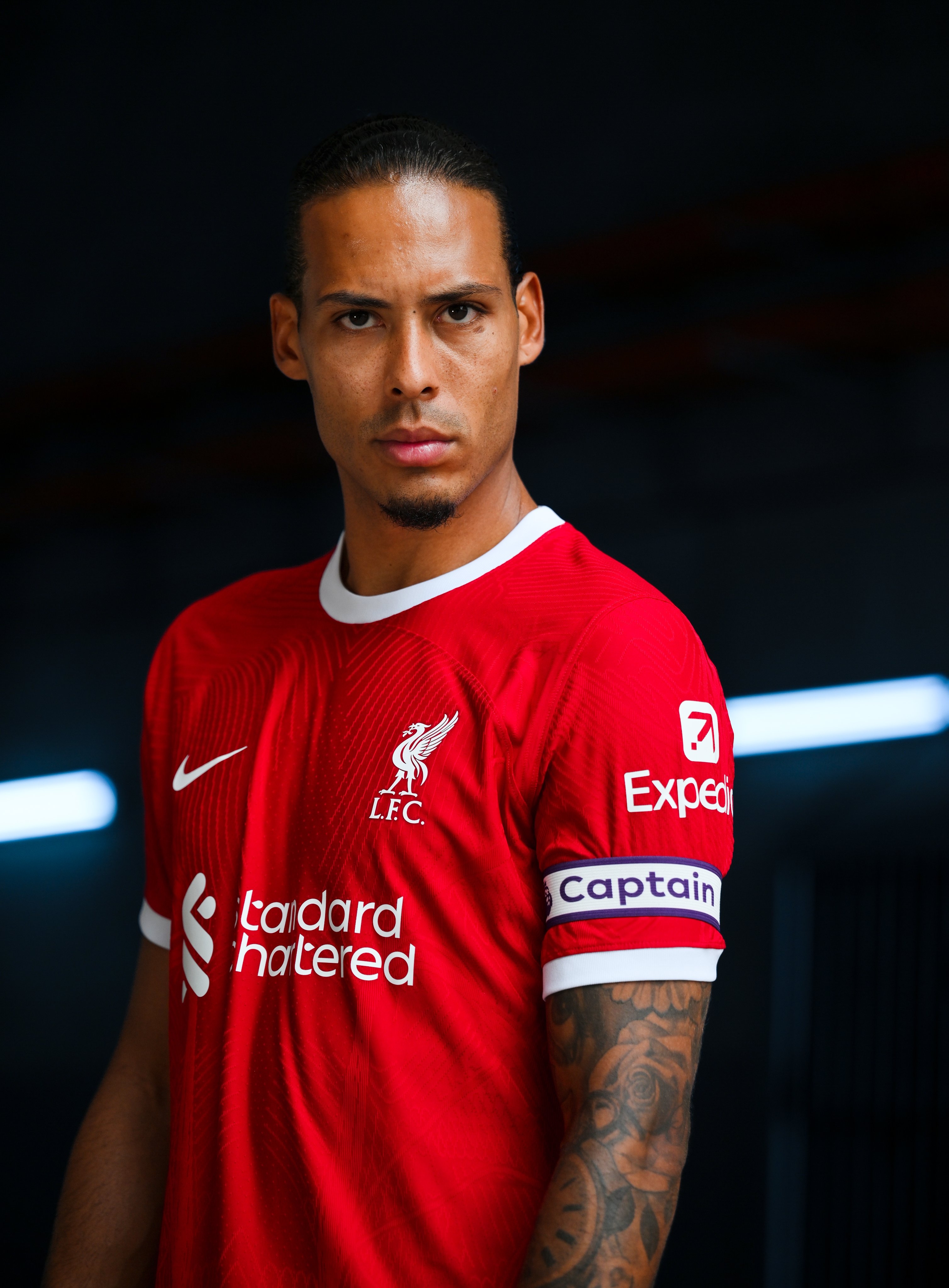 风云突变！费耶诺德关键时刻队长鼓劲，社区盾版图或变，引发热议，阵容厚度经受考验 