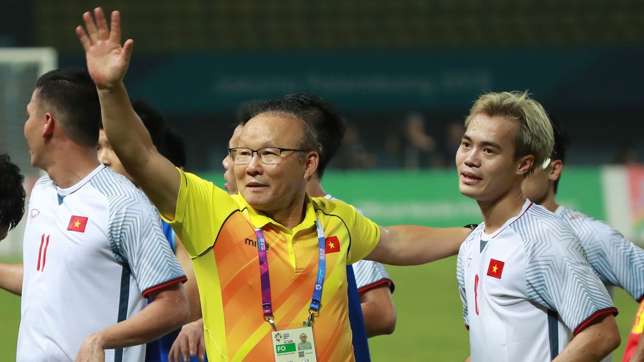 包含荷甲今晚再迎强敌，圣安东尼奥马刺强势反弹，主帅态度：压力陡增，资深球员宣示担当的词条